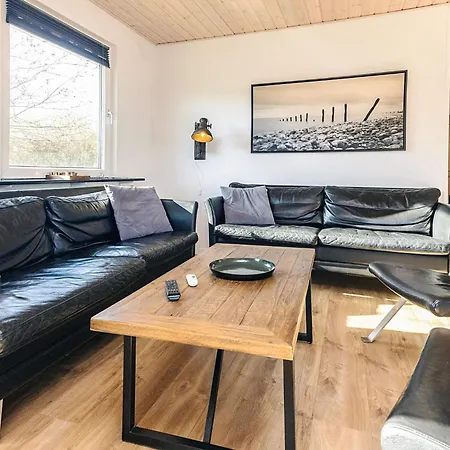 8 Person In Albaek-by Traum