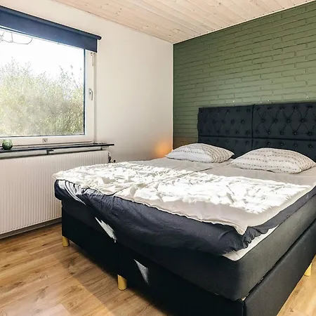 8 Person In Albaek-by Traum *