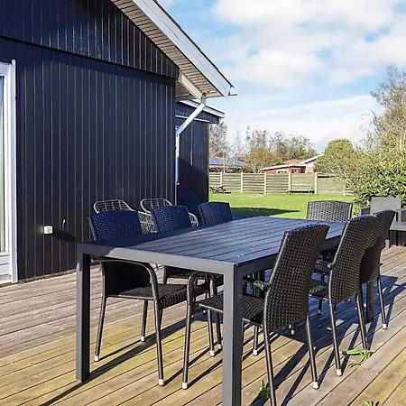 8 Person In Albaek-by Traum *