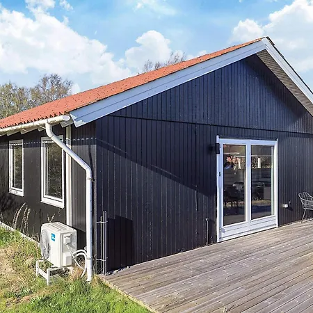 8 Person In Albaek-by Traum *